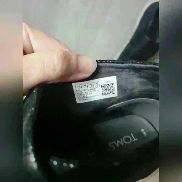 TOMS Paxton Slipons in Black Metallic Crackle Suede Leather Women's 9. - Picture 8 of 13